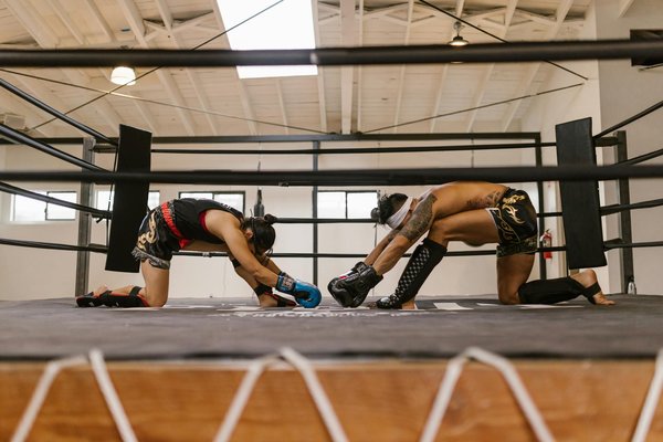 Hoe kun je je basketbalvaardigheden afstemmen op verschillende speelstijlen?
